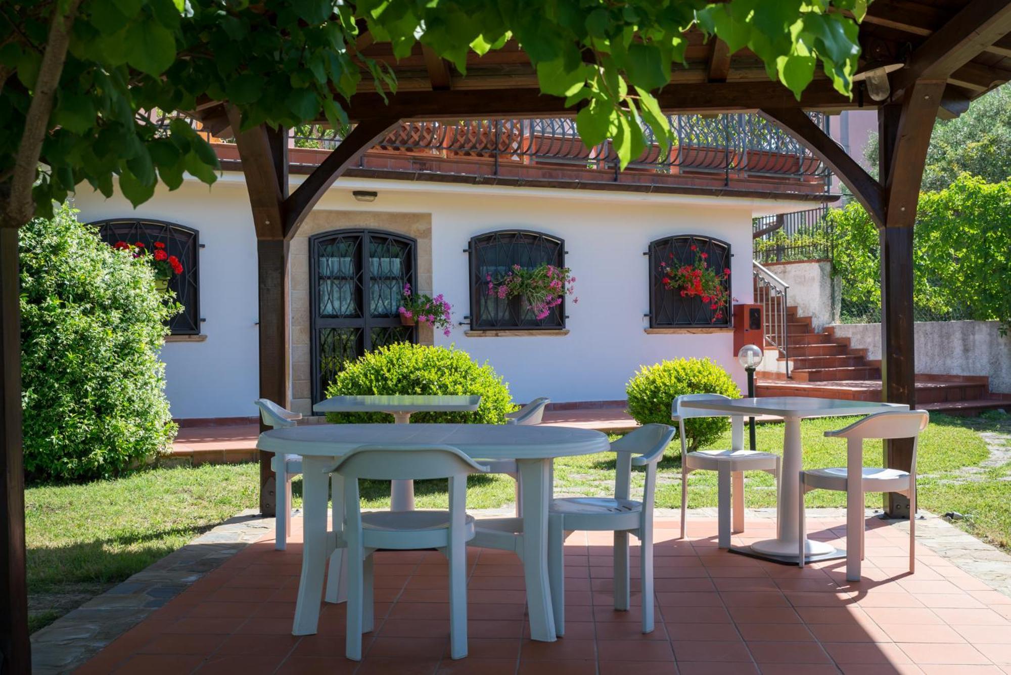 B&B Hibiscus อากรอโปลี ภายนอก รูปภาพ
